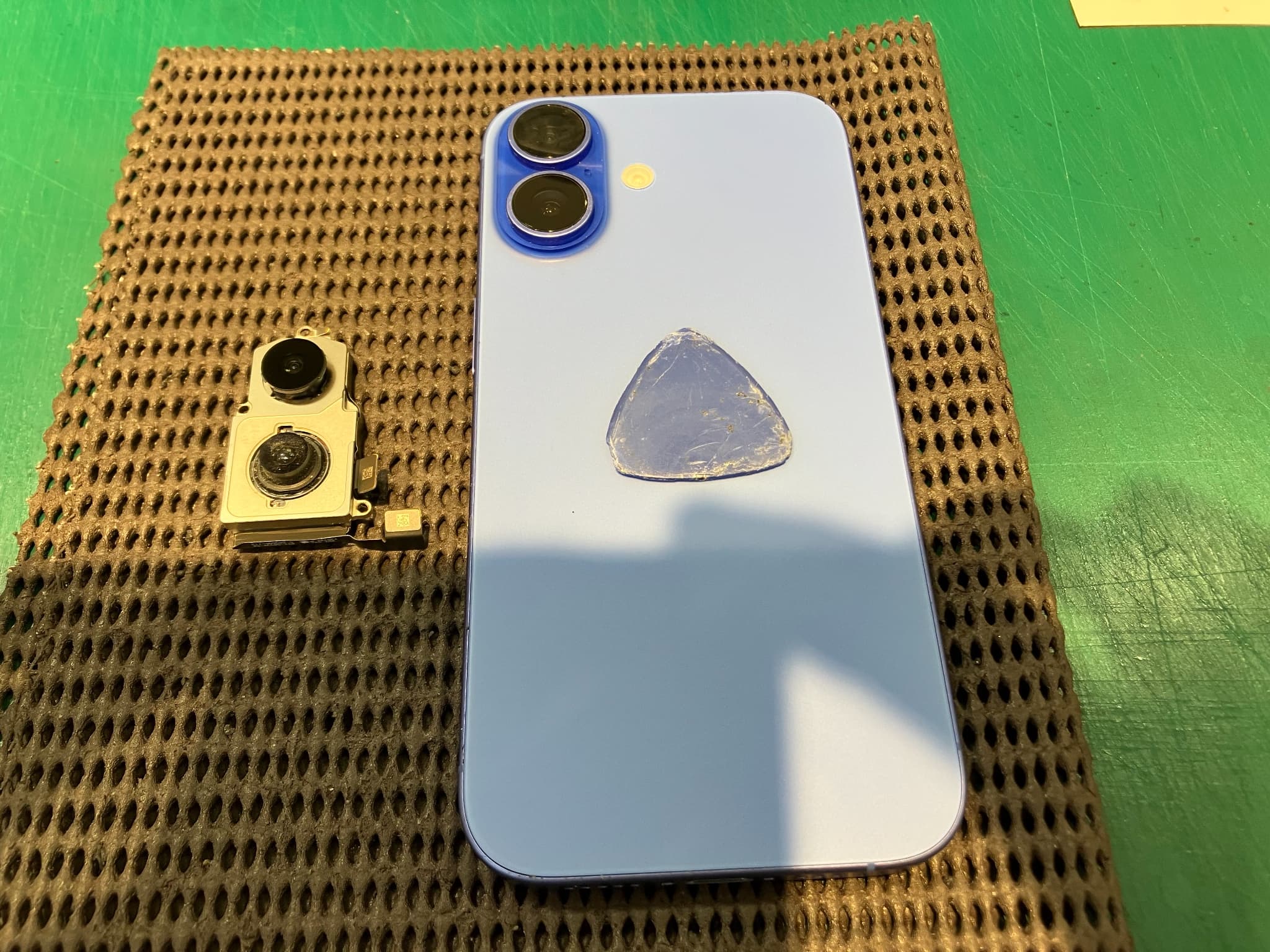 iPhone16のカメラレンズが割れてしまったとのご相談をいただきました　-スマホ修理工房浦和パルコ店-