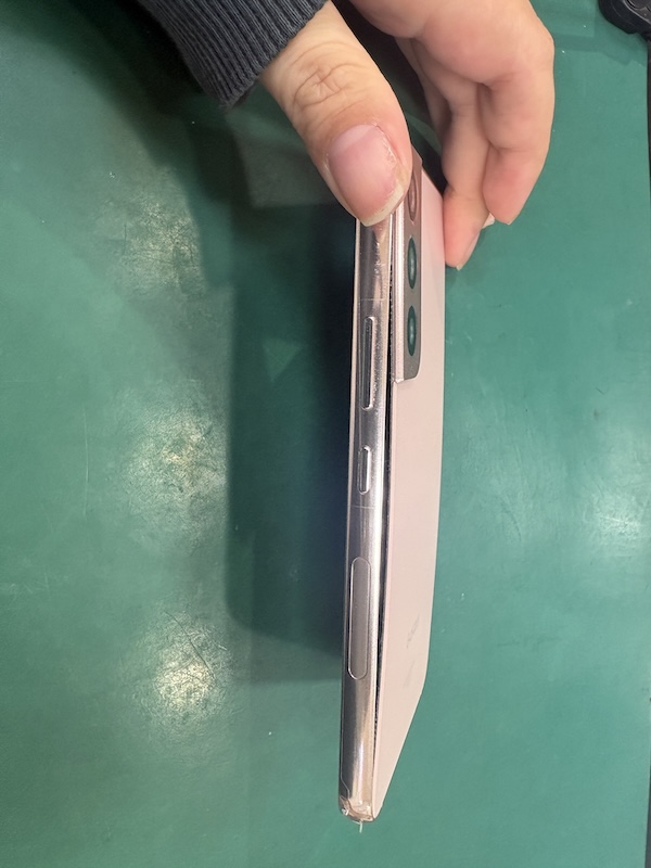 GalaxyS22 3年くらい使っていて、気づいたら膨張してた、、🪫