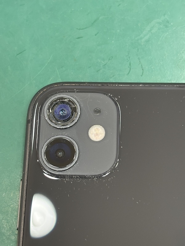 iPhone11 アウトカメラレンズの割れと起動すると異音がする😰💦