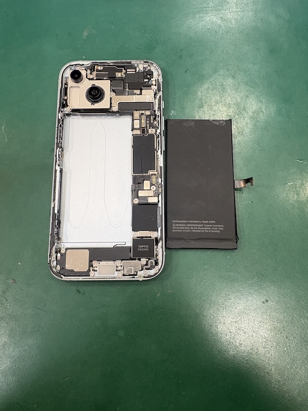 iPhone15 バッテリー減り早いし、充電が途中で出来なくなる🔋