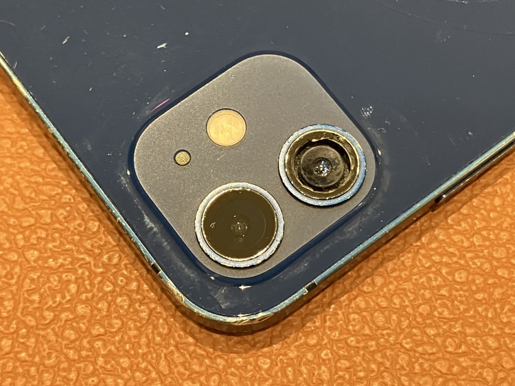 ガラスレンズ割れiPhone12（アイフォン）修理承りました！！