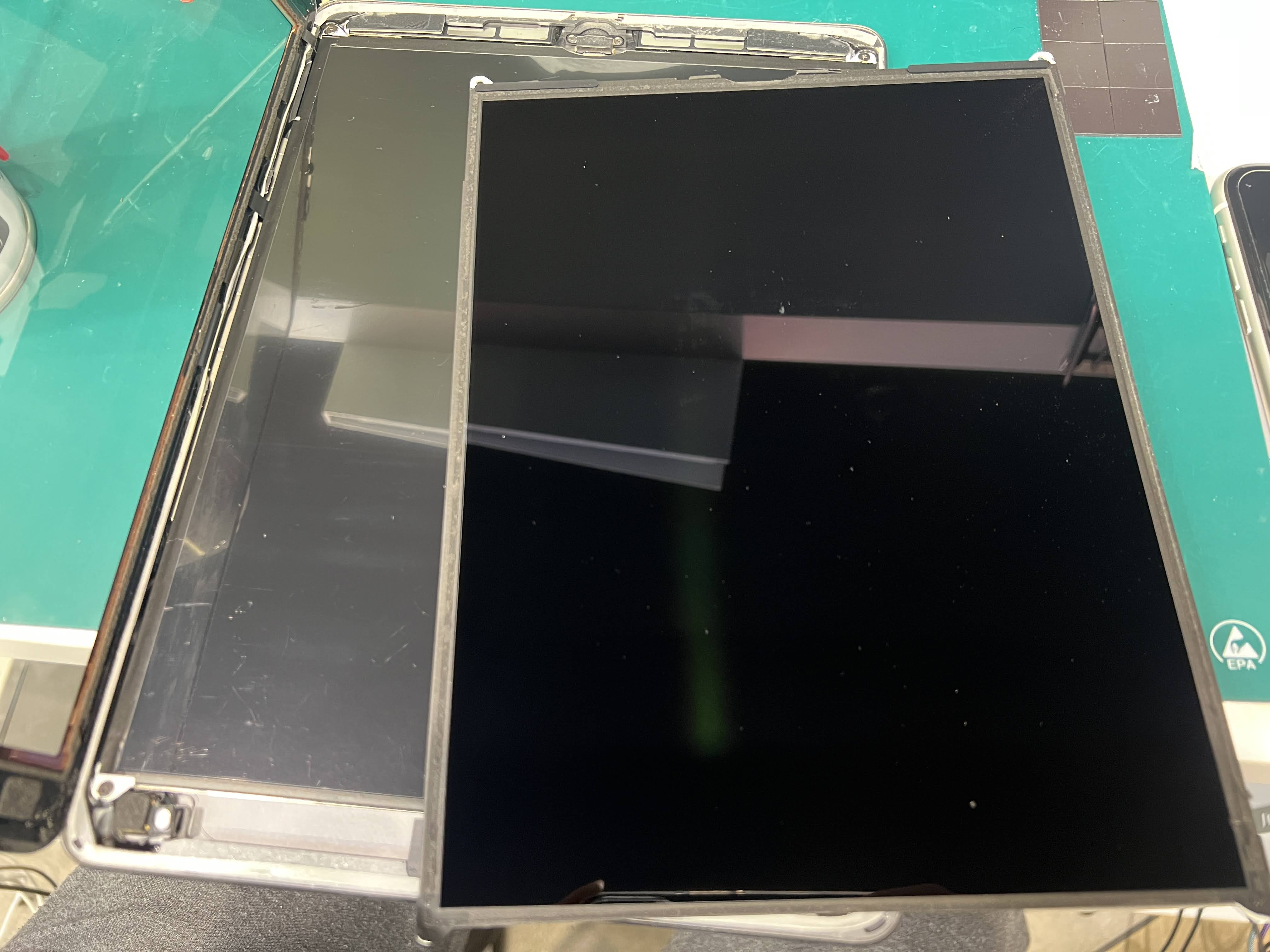 iPad第9世代（アイパッド9）画面に縦線・にじみが出る症状