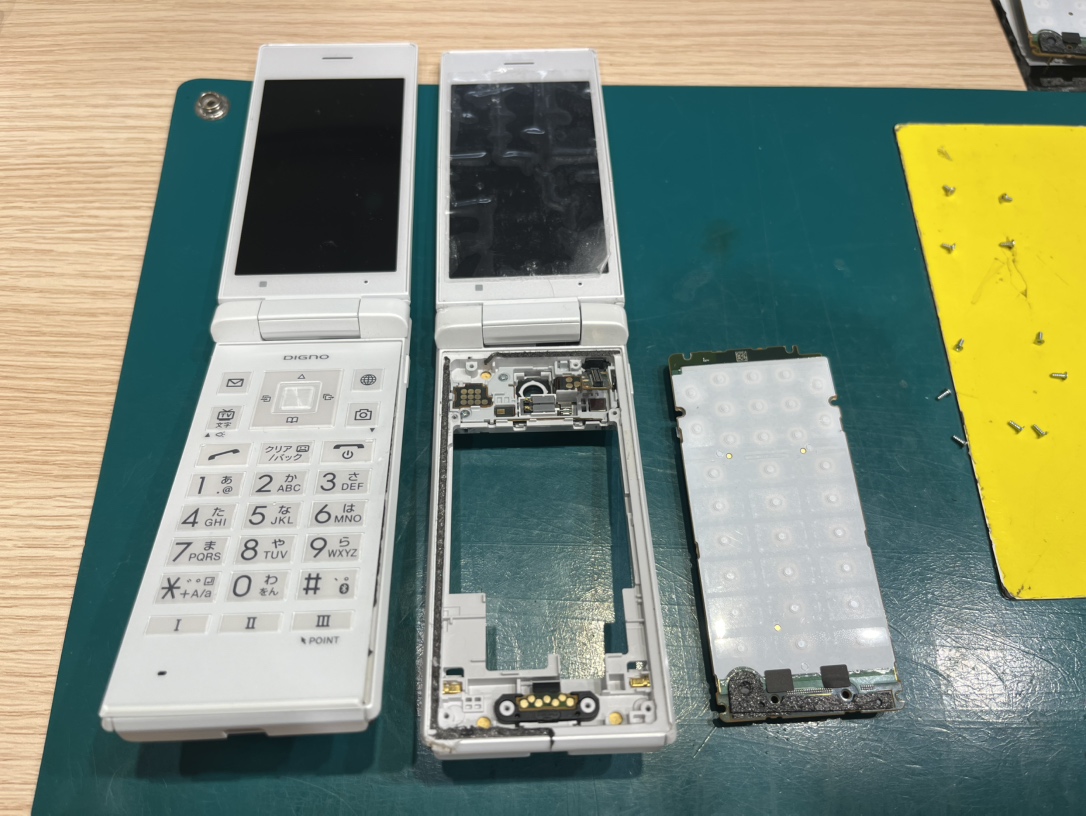 ガラケーの外装交換前後の比較写真（左：修理後、右：外装がボロボロの状態）スマホ修理工房 新宿PePe店
