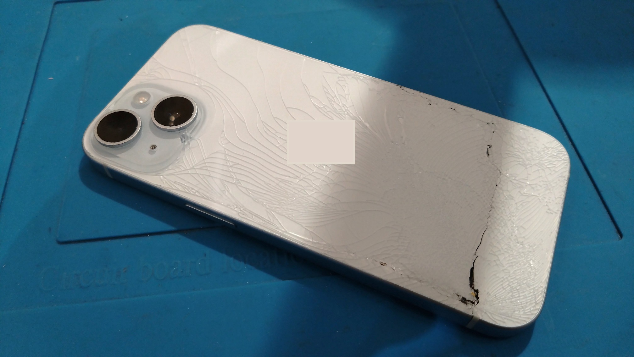 背面がわれてしまったiPhone15（アイフォン）バックパネル交換承りまし 