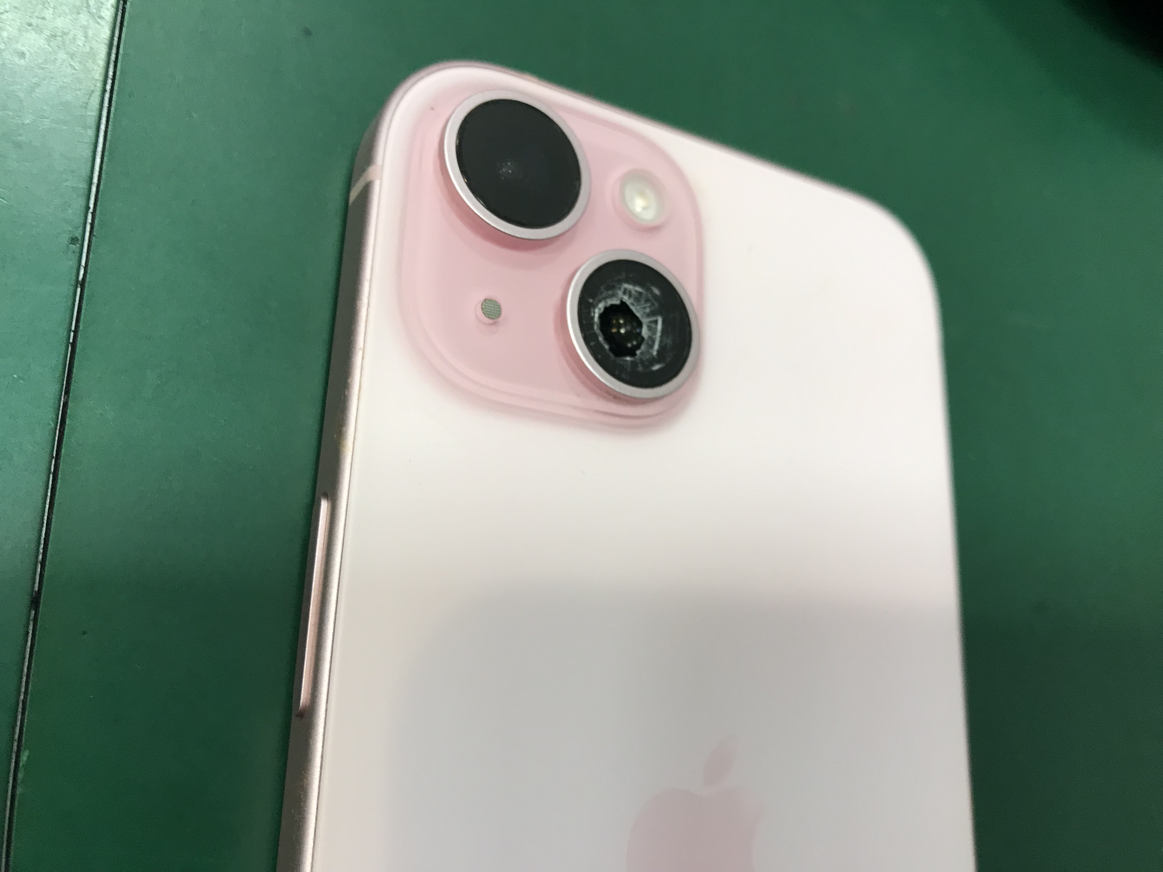 ふじみ野市、川越市、所沢市でiPhone15のアウトカメラレンズ割れでお困りでしたら　スマホ修理工房イオン大井店まで！