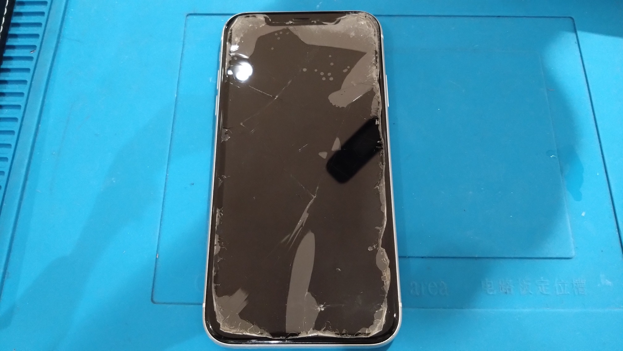 画面が割れて真っ暗になってしまったiPhone11Pro（アイフォン）画面修理を承りました！