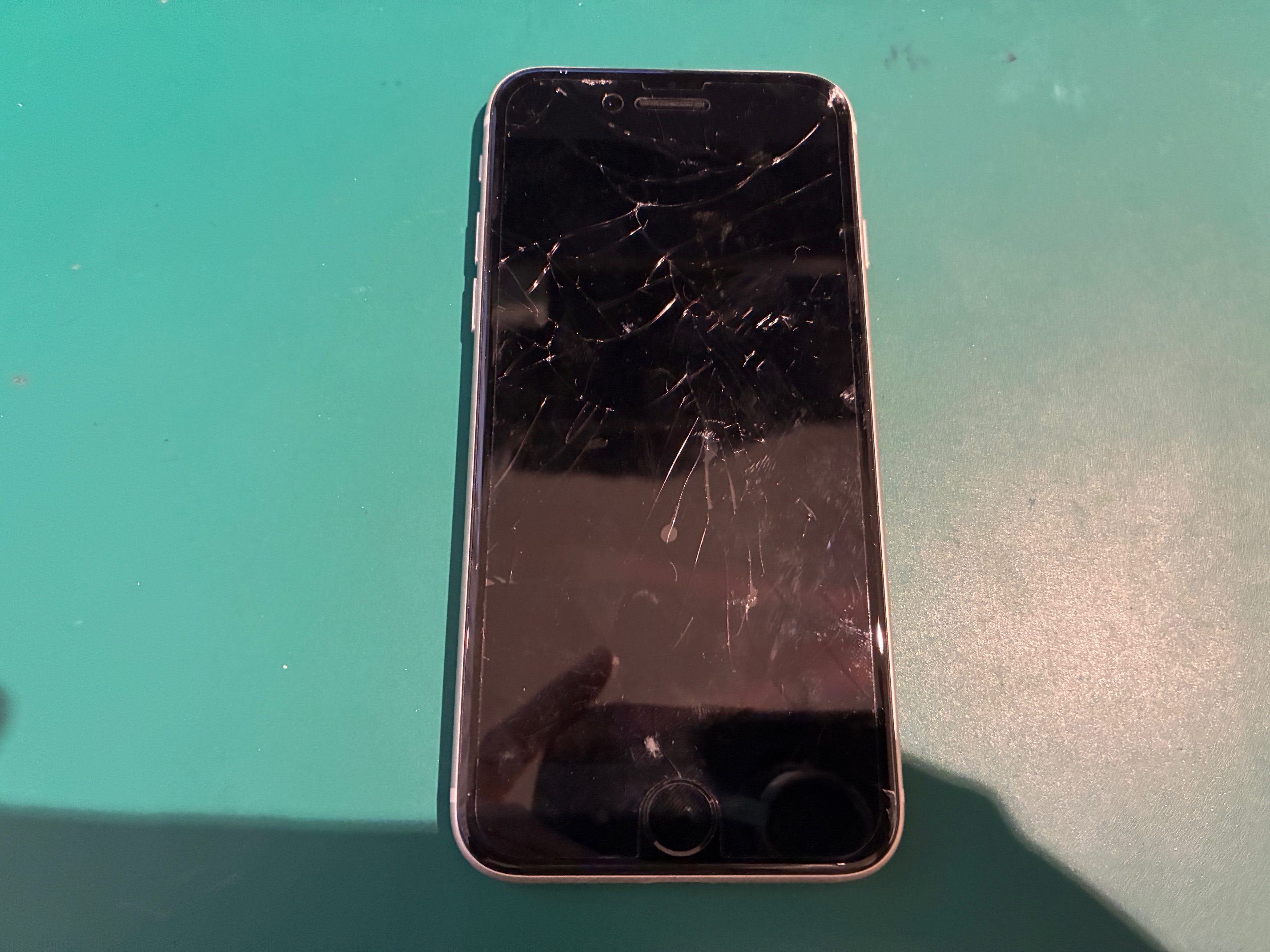 西宮市からお越しのお客様よりiPhoneSE3の画面交換をご依頼いただきました！