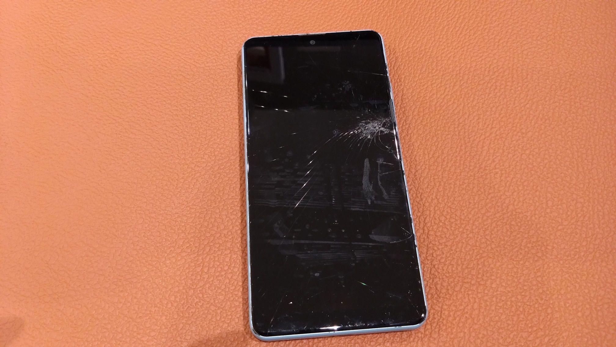 画面不具合の出たXperiaACEⅡ（エクスペリア）画面修理を承りました！