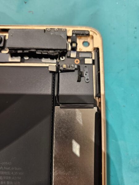 iPadの電源ボタン陥没修理承りました！！【スマホ修理工房北千住マルイ店】