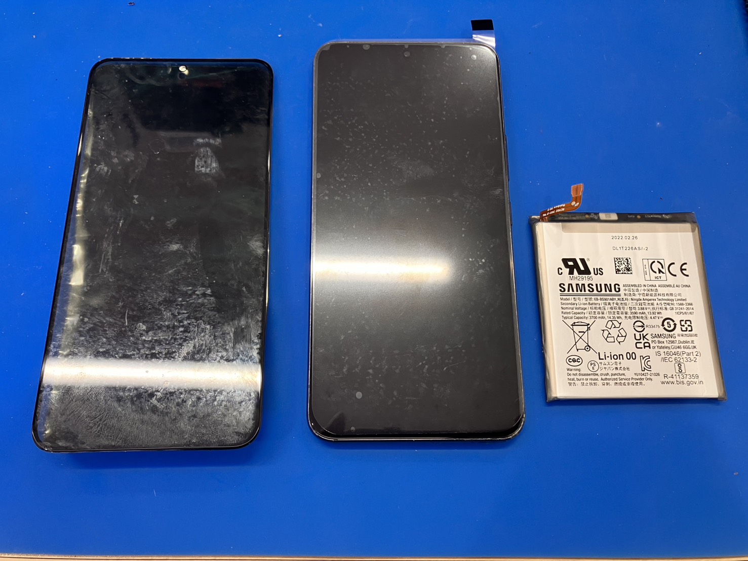 Galaxy S22 5Gの液晶とバッテリー交換を行いました！ -スマホ修理工房 