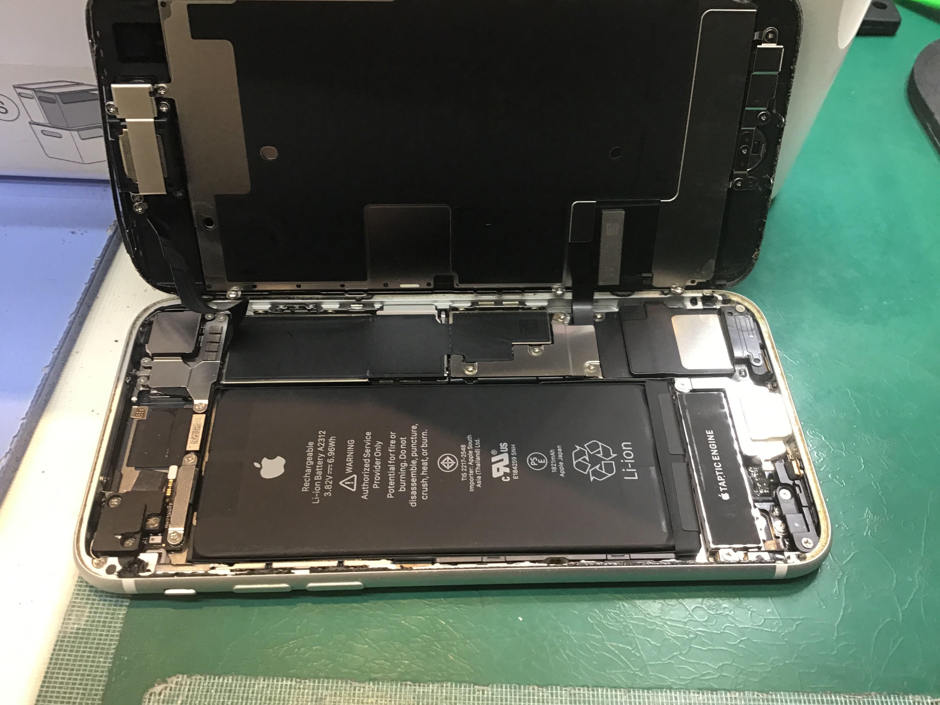 iPhoneSE2のバッテリー交換は、データそのまま・即日修理のスマホ修理工房　秋津店へ！