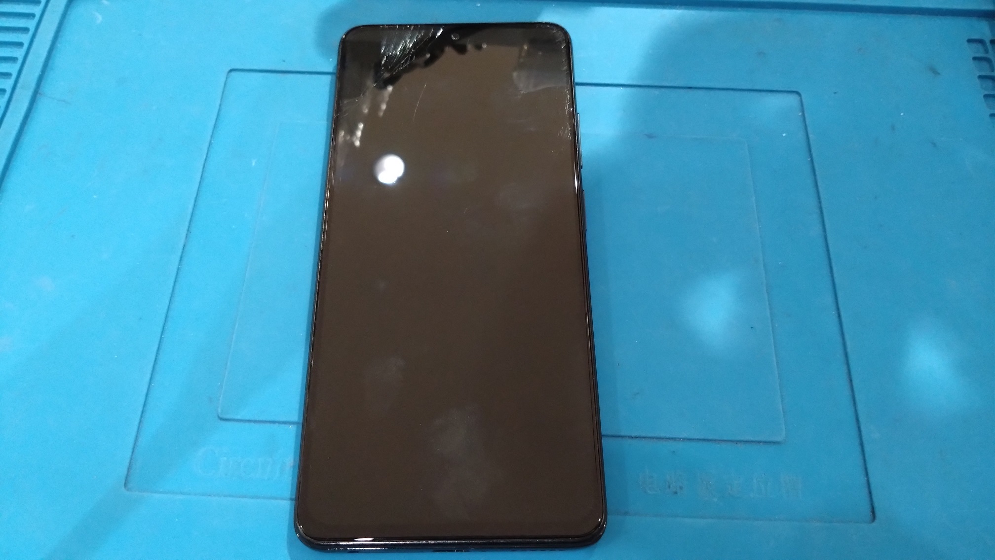 画面が激しく割れてしまったRedmiNote11TPro（オッポ）の修理を承りました！