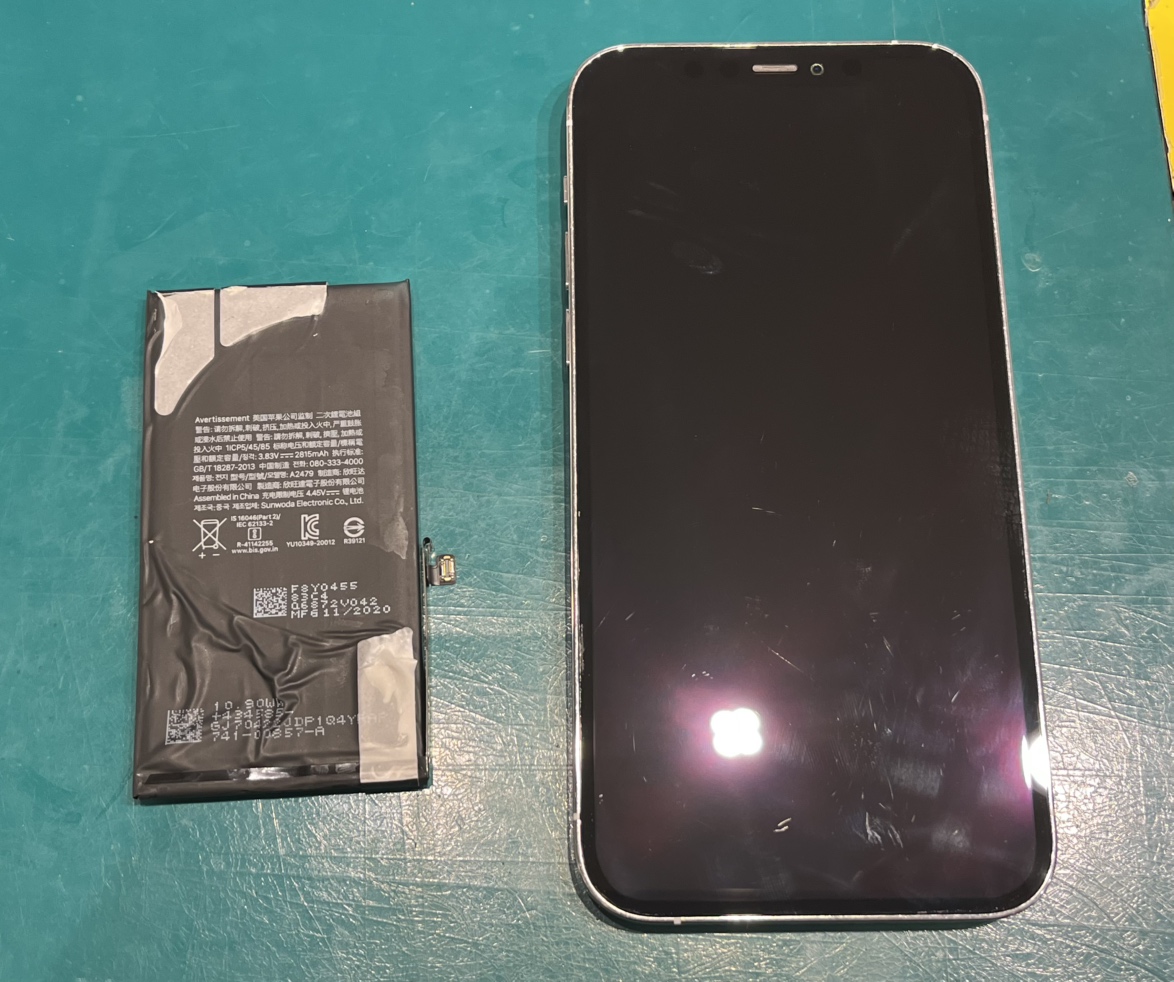 iPhone 12 Proのバッテリー交換前後の比較写真|左側に劣化した旧バッテリー、右側に大容量バッテリー交換後の端末|スマホ修理工房 新宿PePe店