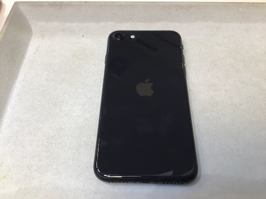 iPhoneSE2のバッテリー交換は、データそのまま・即日修理のスマホ修理工房　港北店へ！