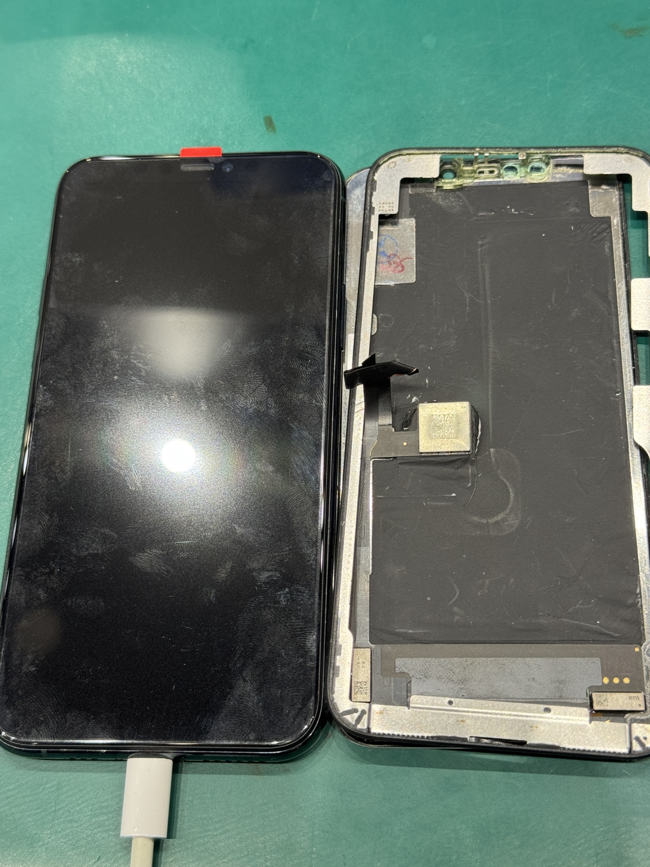 iPhone11Proの画面が落下で千切れて離れちゃった！？! スマホ修理工房テラスモール湘南店