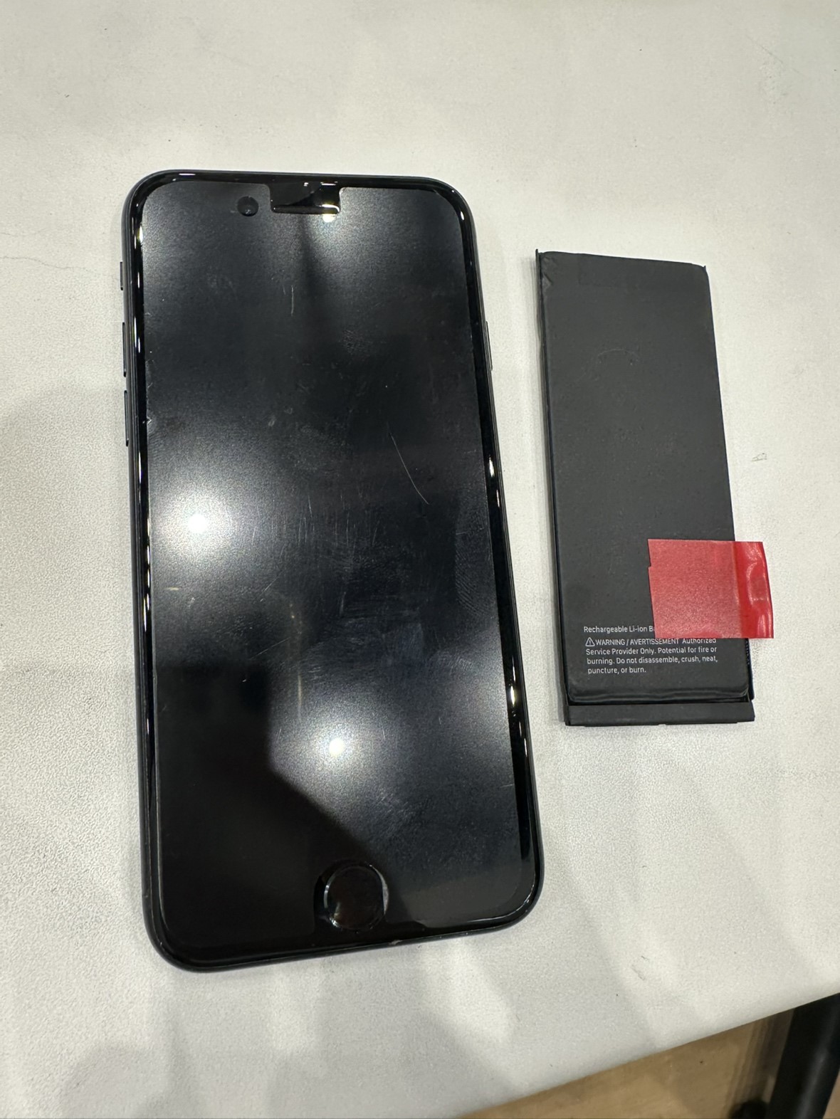 iPhone SE3（アイフォン）のバッテリー交換はスマホ修理工房イオンモール福岡店で即日修理可能です！