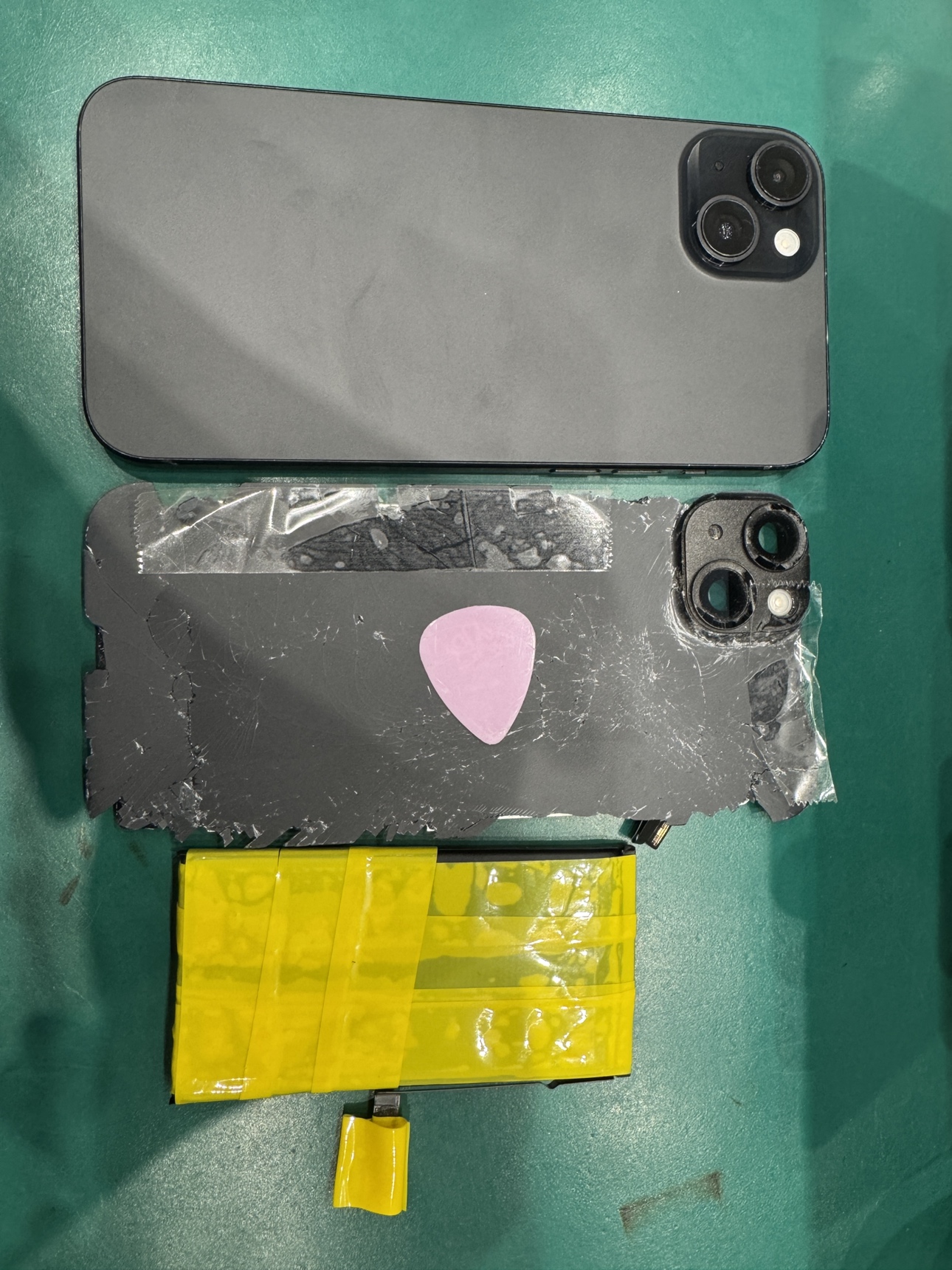 iPhone15Plus(アイフォン15プラス)の背面割れとバッテリー交換修理ならスマホ修理工房テラスモール湘南店へ！