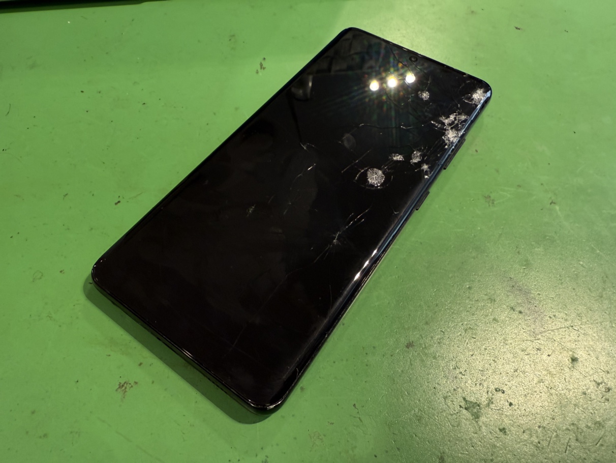 Galaxy S21 Ultra 5Gの画面故障も即日対応可能です！【横浜関内】