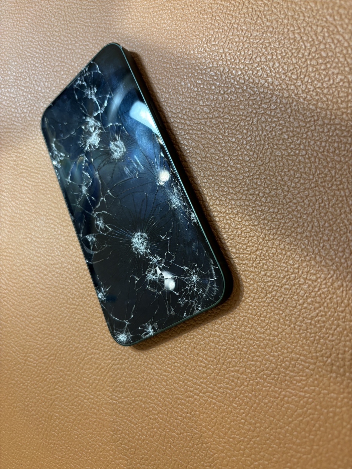 画面バキバキになってしまったiPhone13（アイフォン）を承りました！！