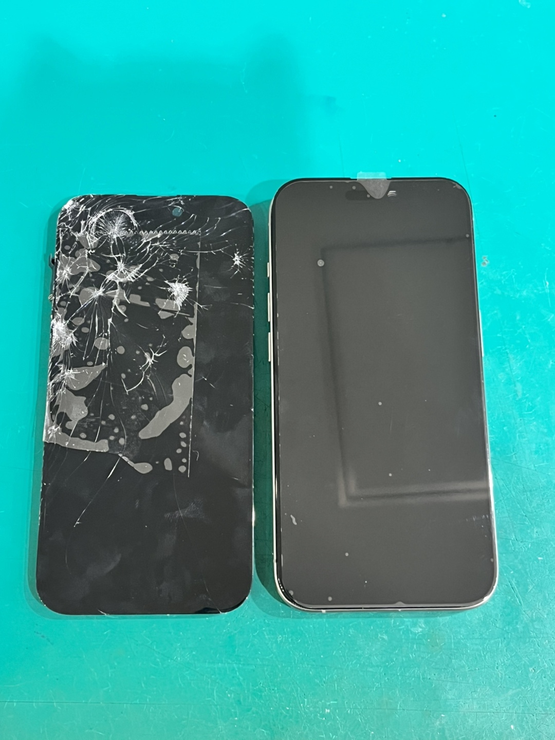 iPhone 15 Proの画面割れと液晶漏れの修理前状態｜スマホ修理工房 新宿PePe店