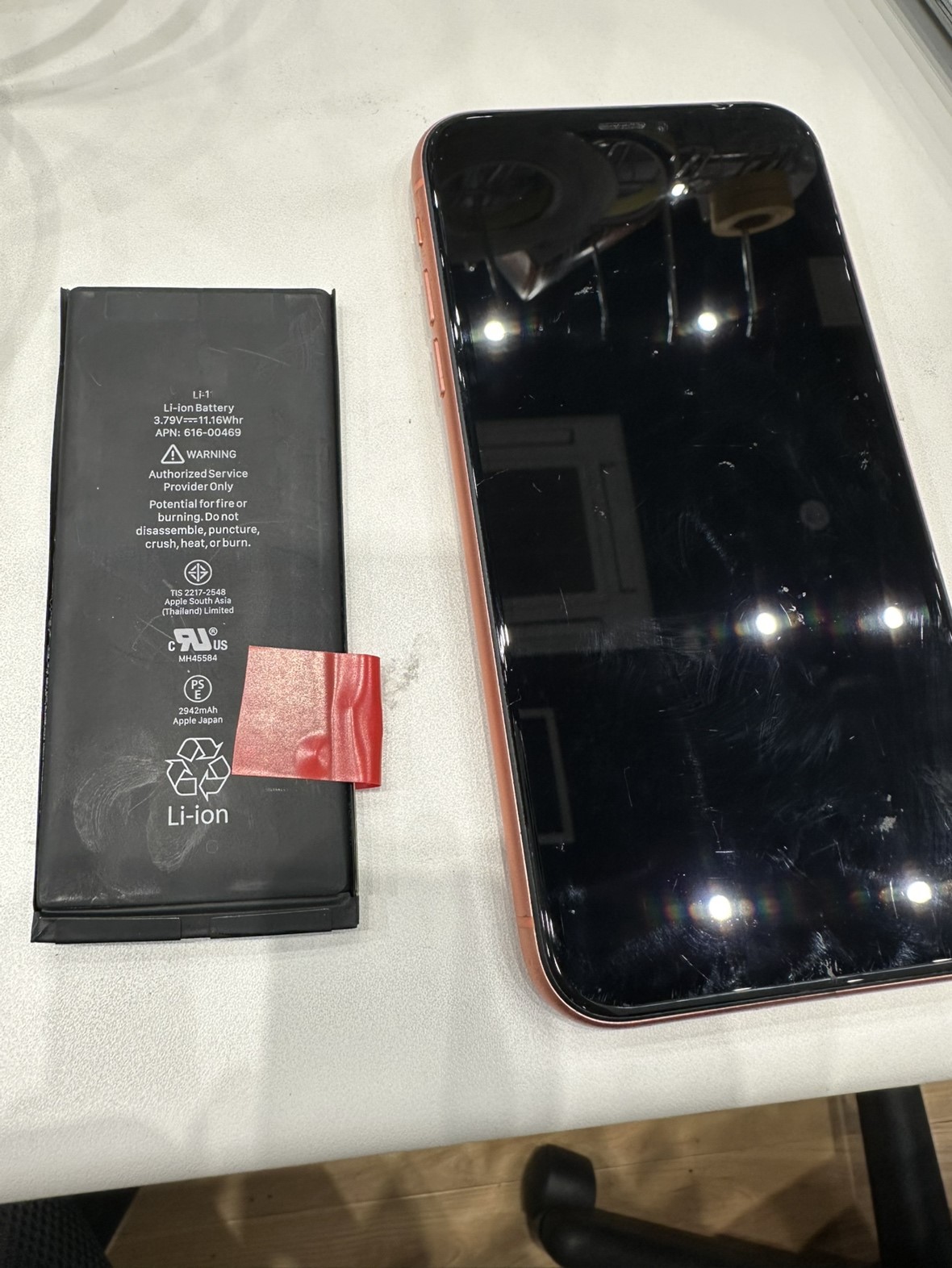 iPhone XR（アイフォン）のバッテリー交換はスマホ修理工房イオンモール福岡店で即日修理可能です！