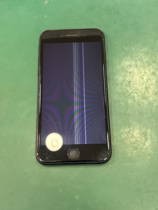 iPhoneSE2 画面に大きい割れはないけど、液晶不良が、、💦