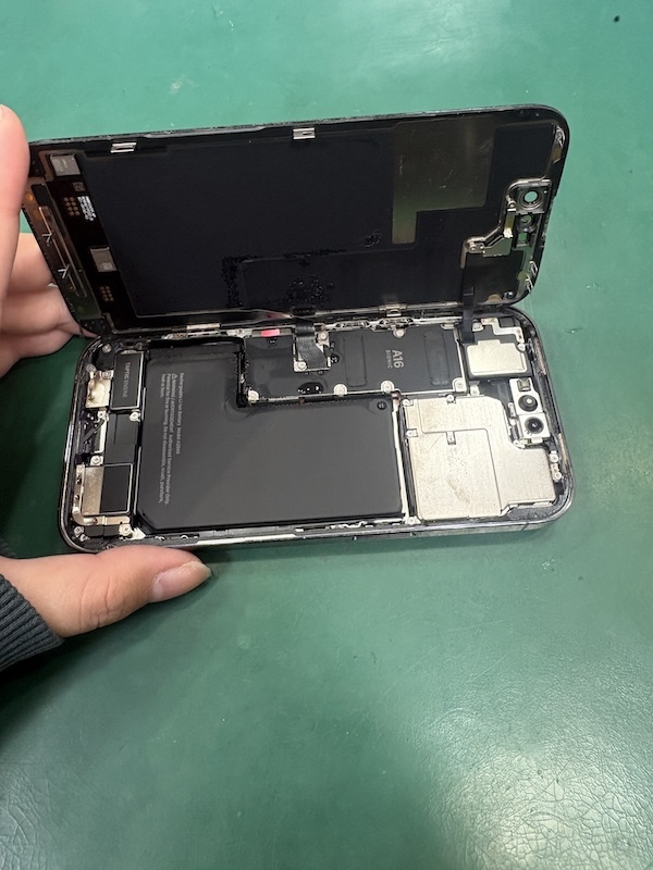 iPhone14Pro お風呂に持って行ったら水没して画面が緑色になった、、😭