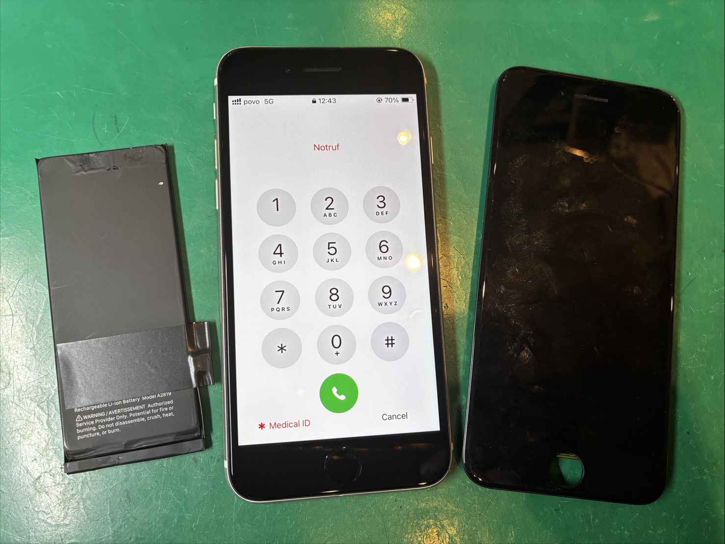 ボーダー状に線が出ている…　iPhoneSE3 画面・バッテリー交換【スマホ修理工房ミーツ国分寺店】