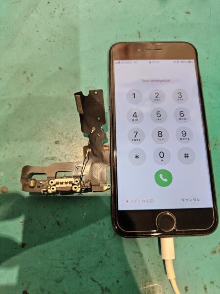 充電ケーブルがすぐ抜けてしまう　iPhoneSE3(アイフォンSE3)の修理を致しました！【スマホ修理工房　北千住マルイ店】