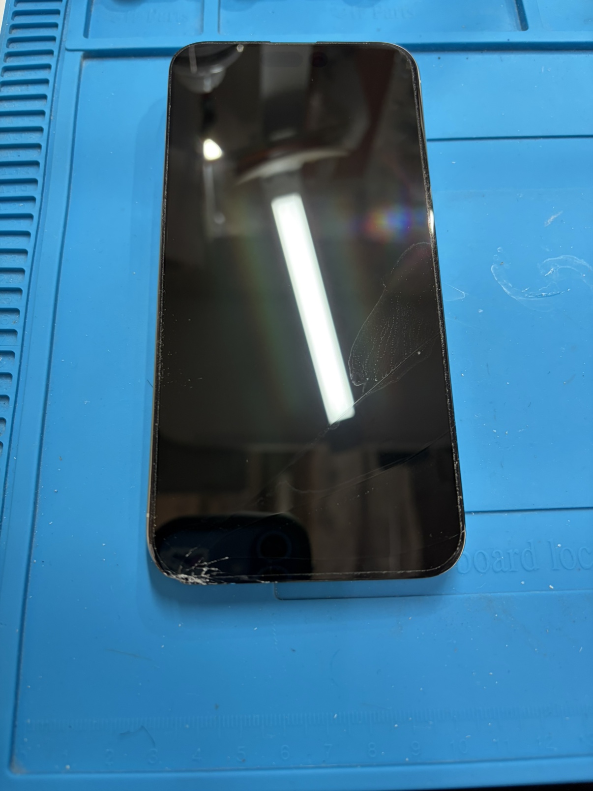 iPhone15Pro Maxの画面修理なら【スマホ修理工房 池袋P'パルコ本店】にご相談ください！