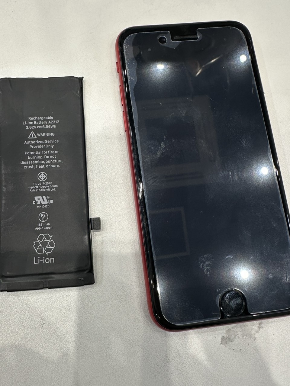 iPhone 8（アイフォン）のバッテリー交換はスマホ修理工房イオンモール福岡店で即日修理可能です！