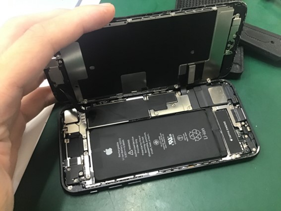 iPhoneSE2のバッテリー交換ならデータをそのまま・最短即日修理のスマホ修理工房八王子オクトーレ店にご相談ください！