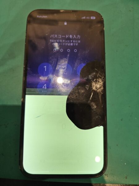 iPhone 13 の 画面が割れて画面が映らない などの修理ならデータそのまま即日修理の【スマホ修理工房上野店】