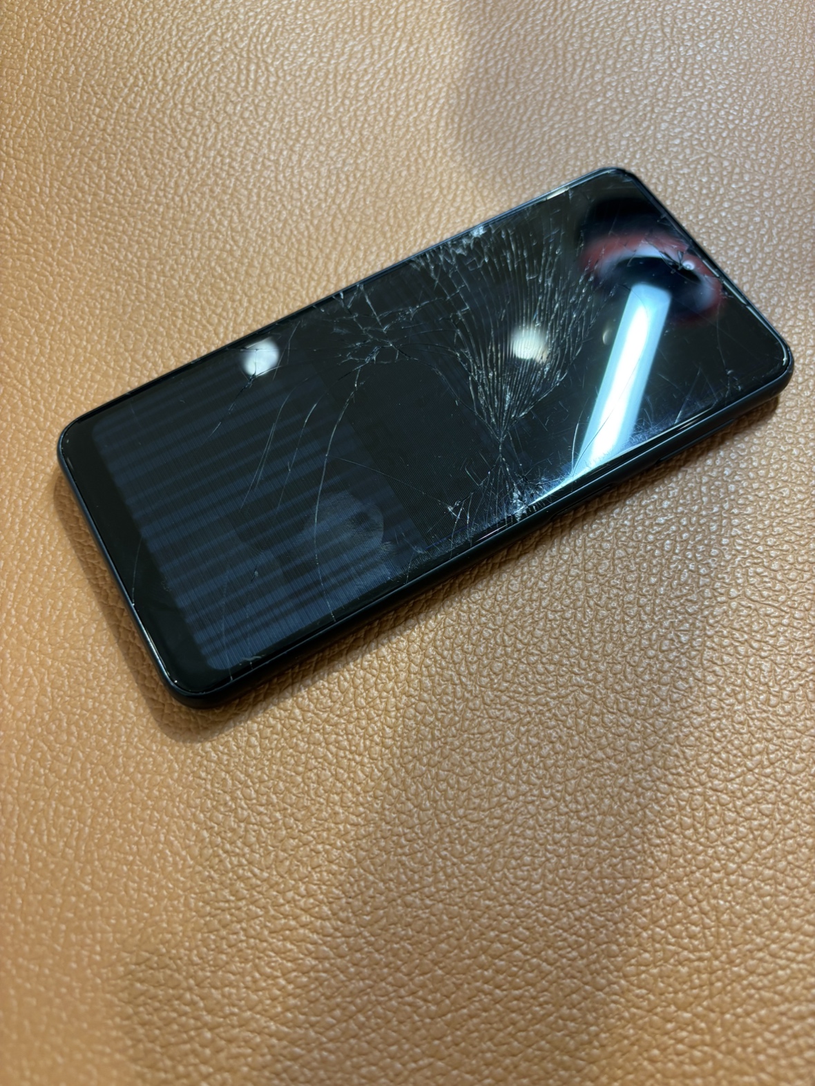 画面がバキバキに割れて液晶もうつらなくなってしまったGalaxyA23　5G（ギャラクシー）画面交換を承りました！！