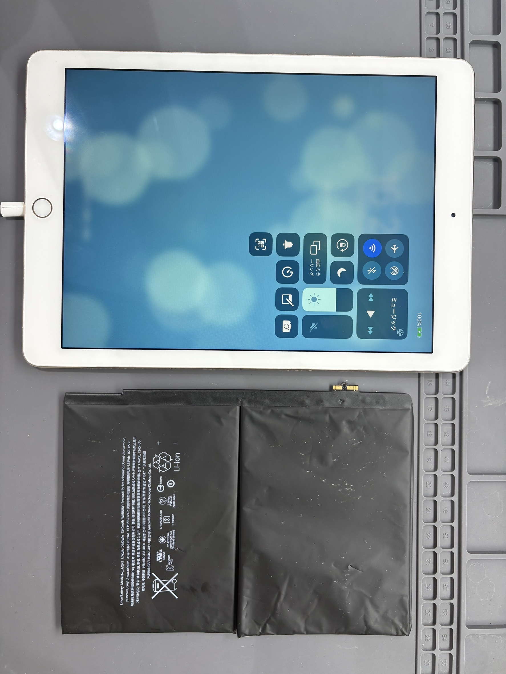 バッテリー膨張で画面が浮き上がっている状態のiPadAir2のバッテリー交換修理【スマホ修理工房大和店】