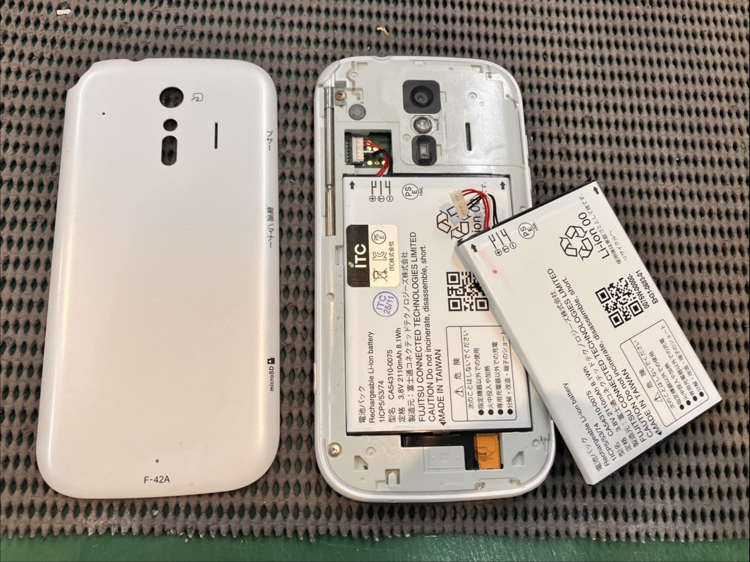 らくらくスマートフォンのバッテリー交換を行いました！　-スマホ修理工房浦和パルコ店-