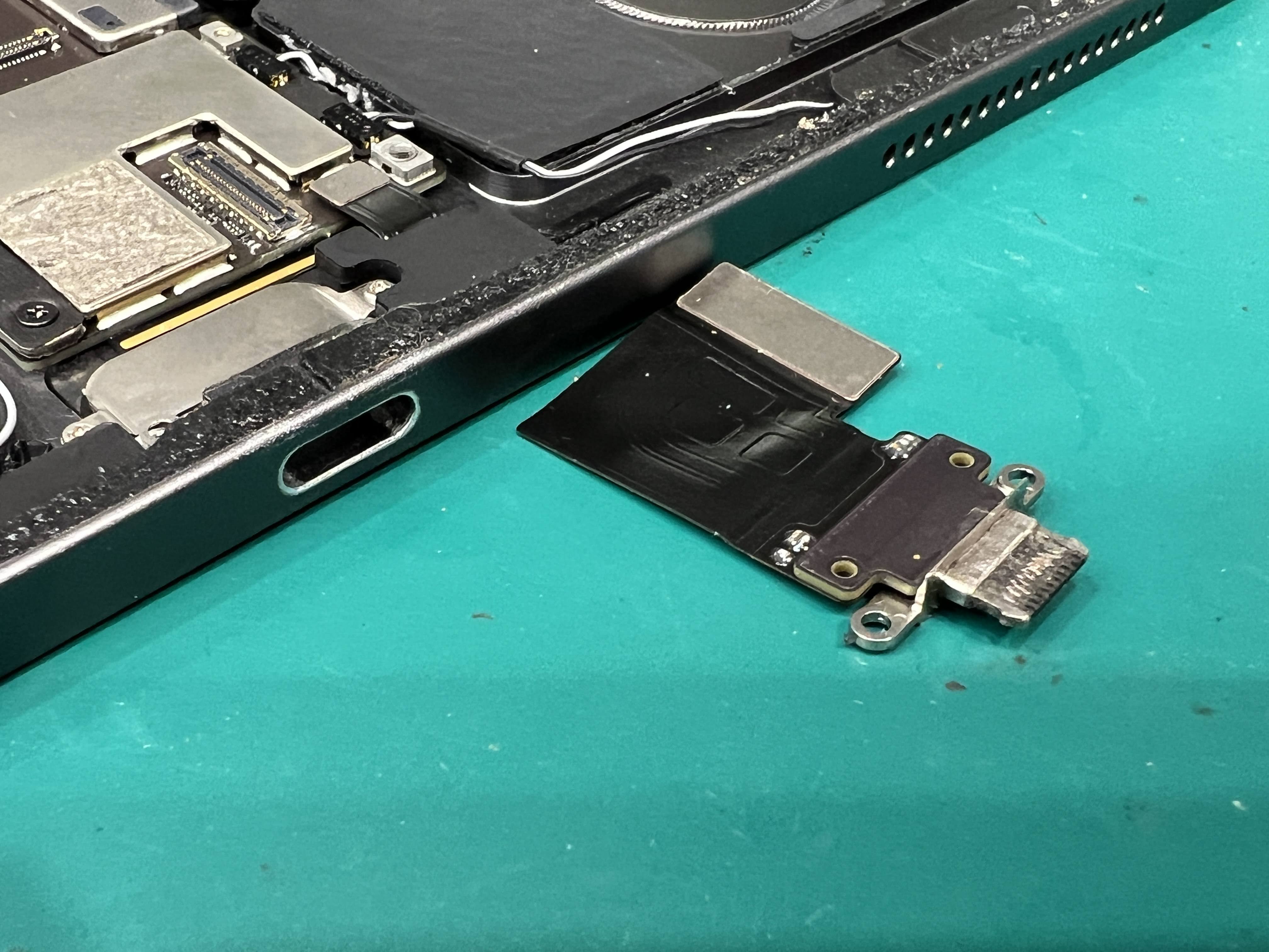 iPad Pro 12.9インチ（2020）充電コネクター交換