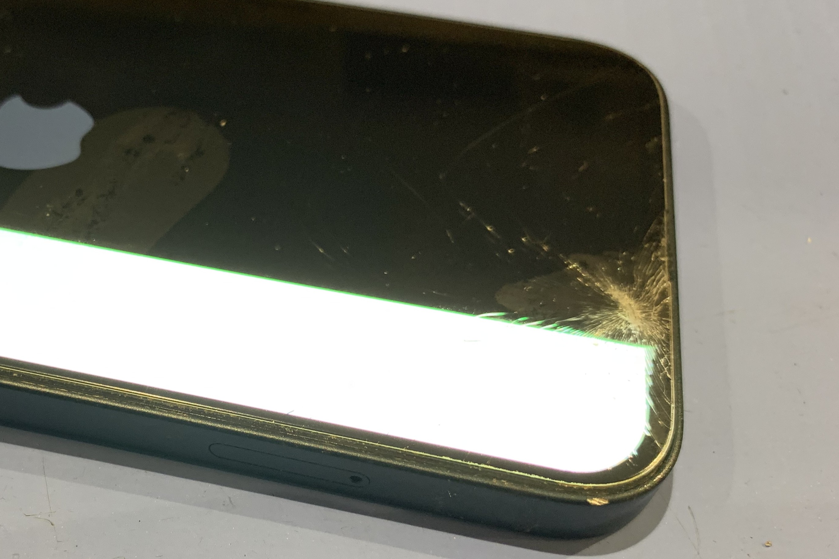 iPhone13 画面割れ表示不良/三郷市からご来店【スマホ修理工房フレスポ八潮店】