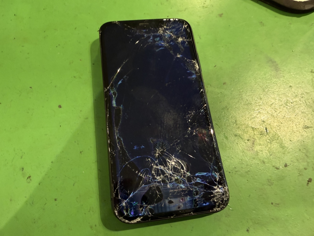 画面が大破損！画面が映らないiPhone 12の修理を行いました！