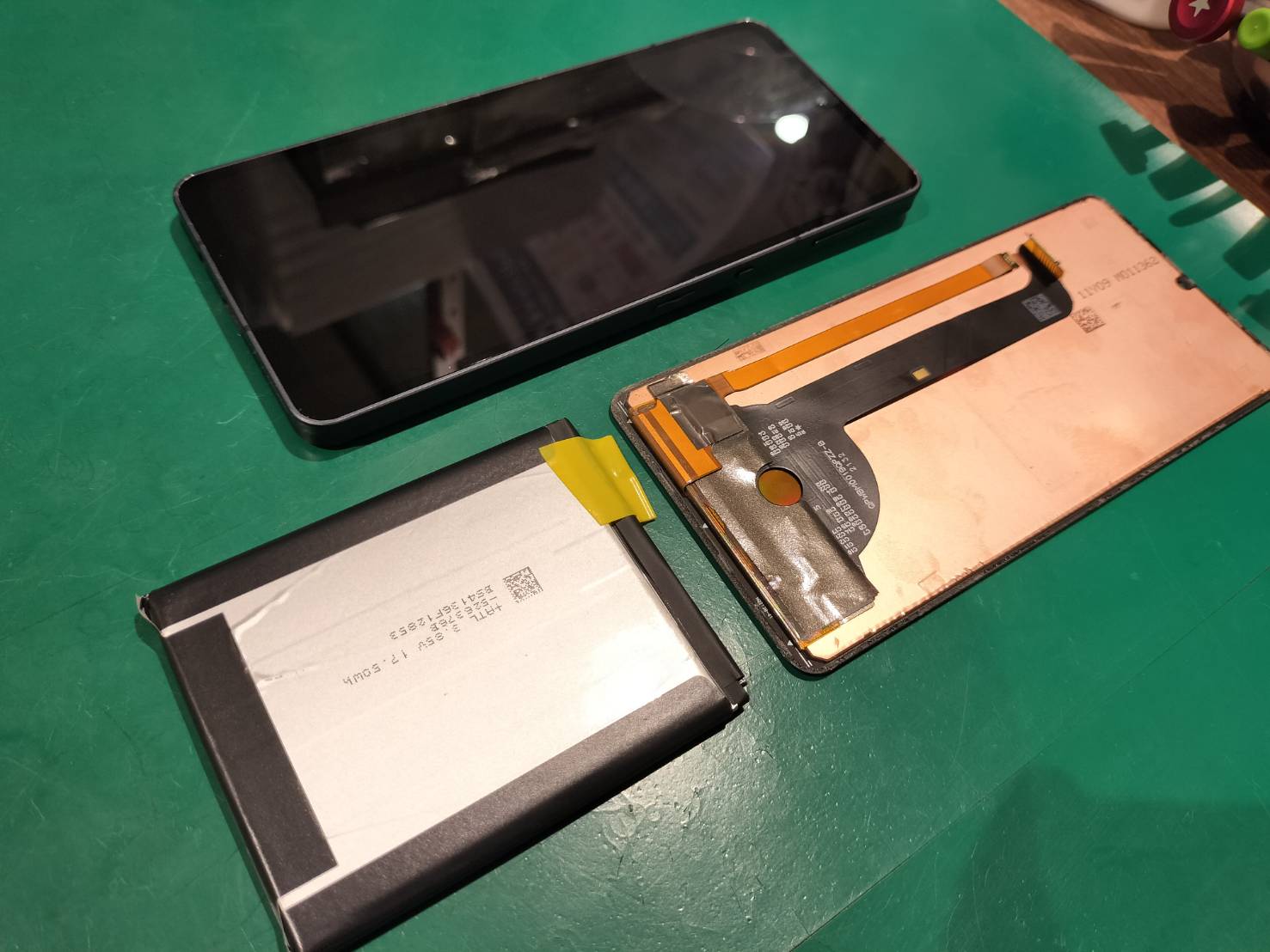 AQUOS sense 6の画面とバッテリー交換修理を対応！！【スマホ修理工房 京王アートマン府中店】