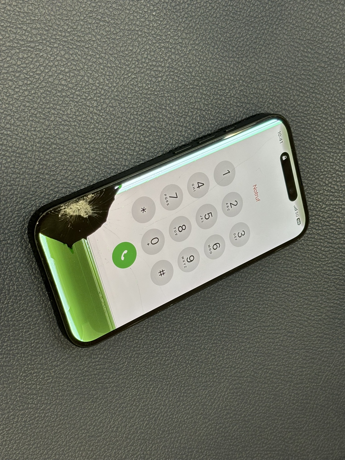 液晶までダメージが入ってしまったiPhone16（アイフォン）画面交換修理を承りました！