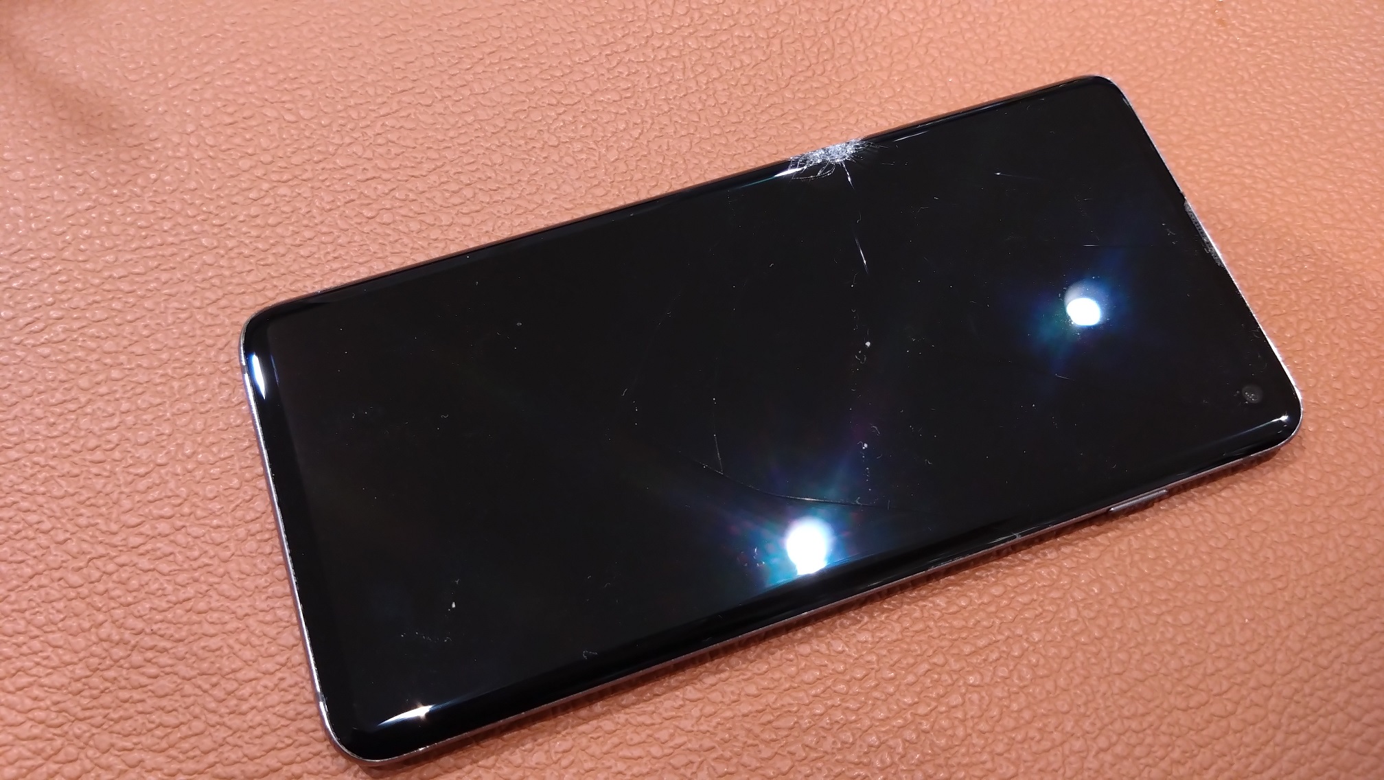 画面が割れて映らなくなってしまったGalaxyS10（ギャラクシー）の画面交換承りました！！