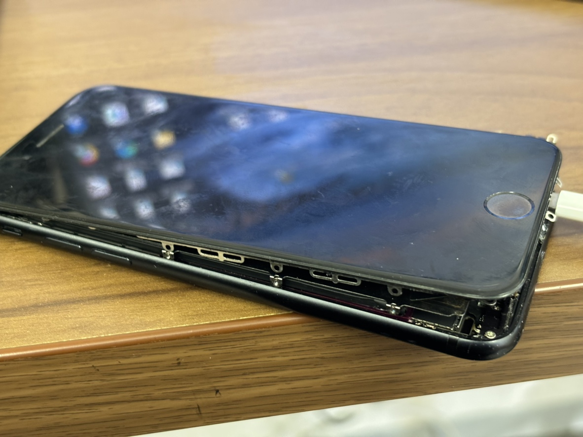 【中央林間店】膨張したiPhoneSE2