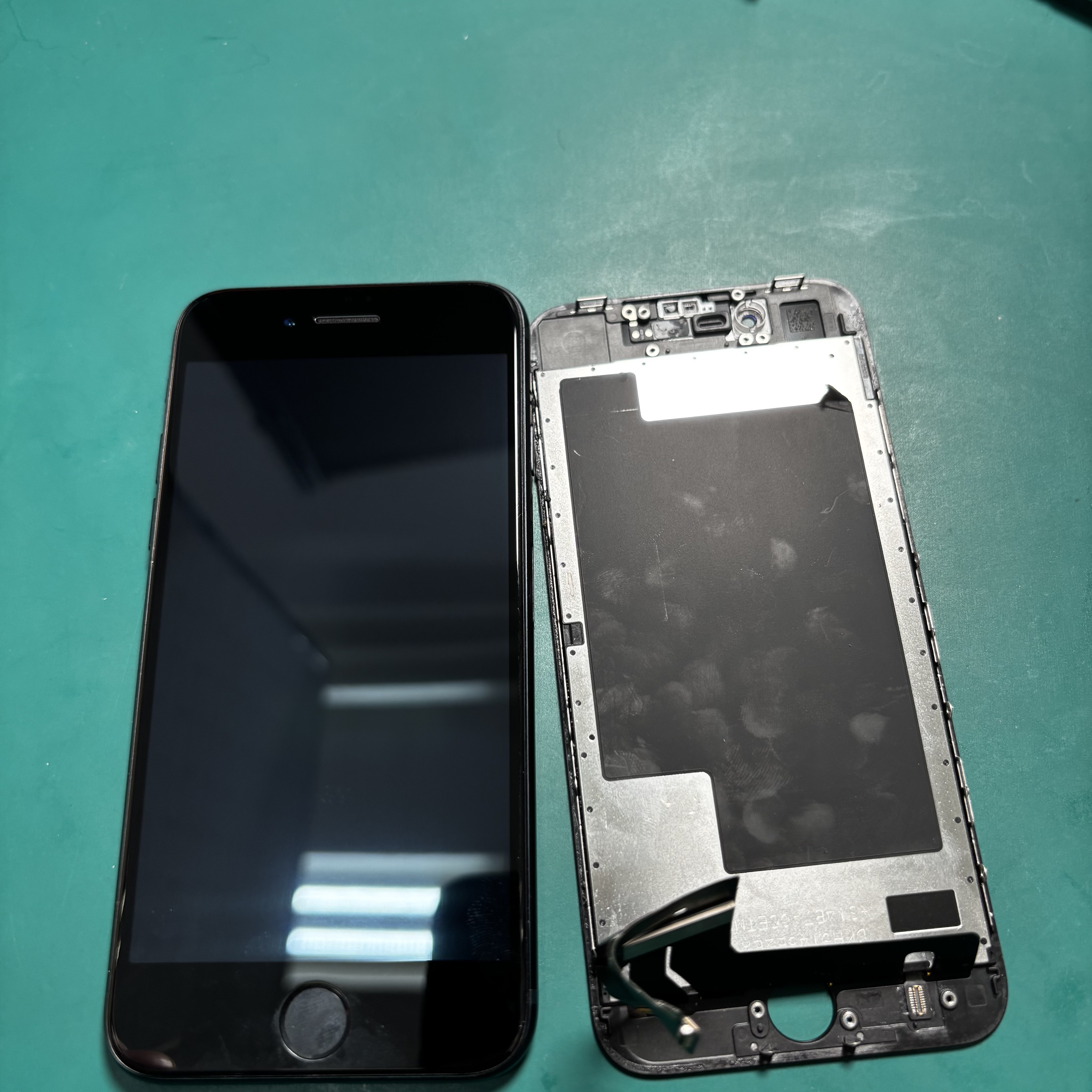 iPhone SE3の液晶画面を交換するなら、「スマホ修理工房　札幌清田東光ストア真栄店」までご相談ください📱✨