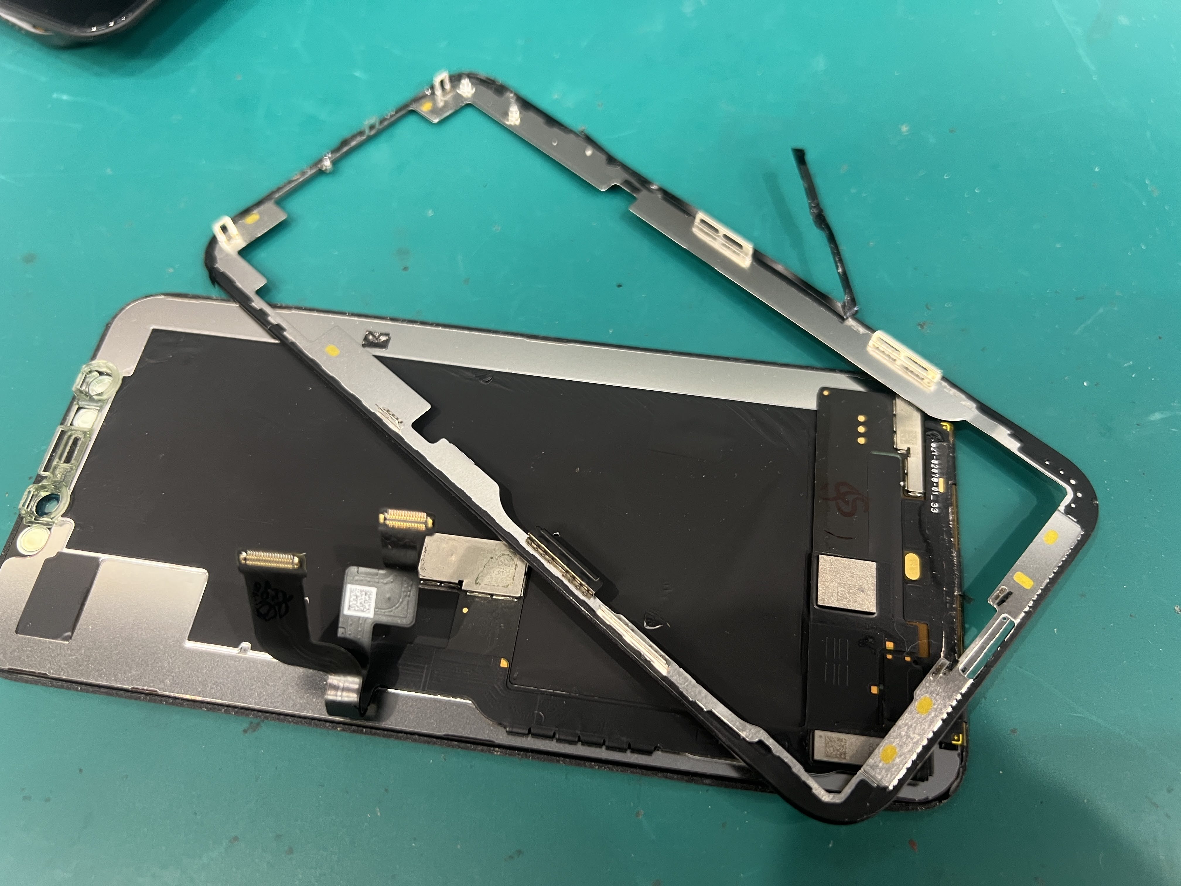 iPhoneXSの画面が剥離して外れた！画面交換で解決！