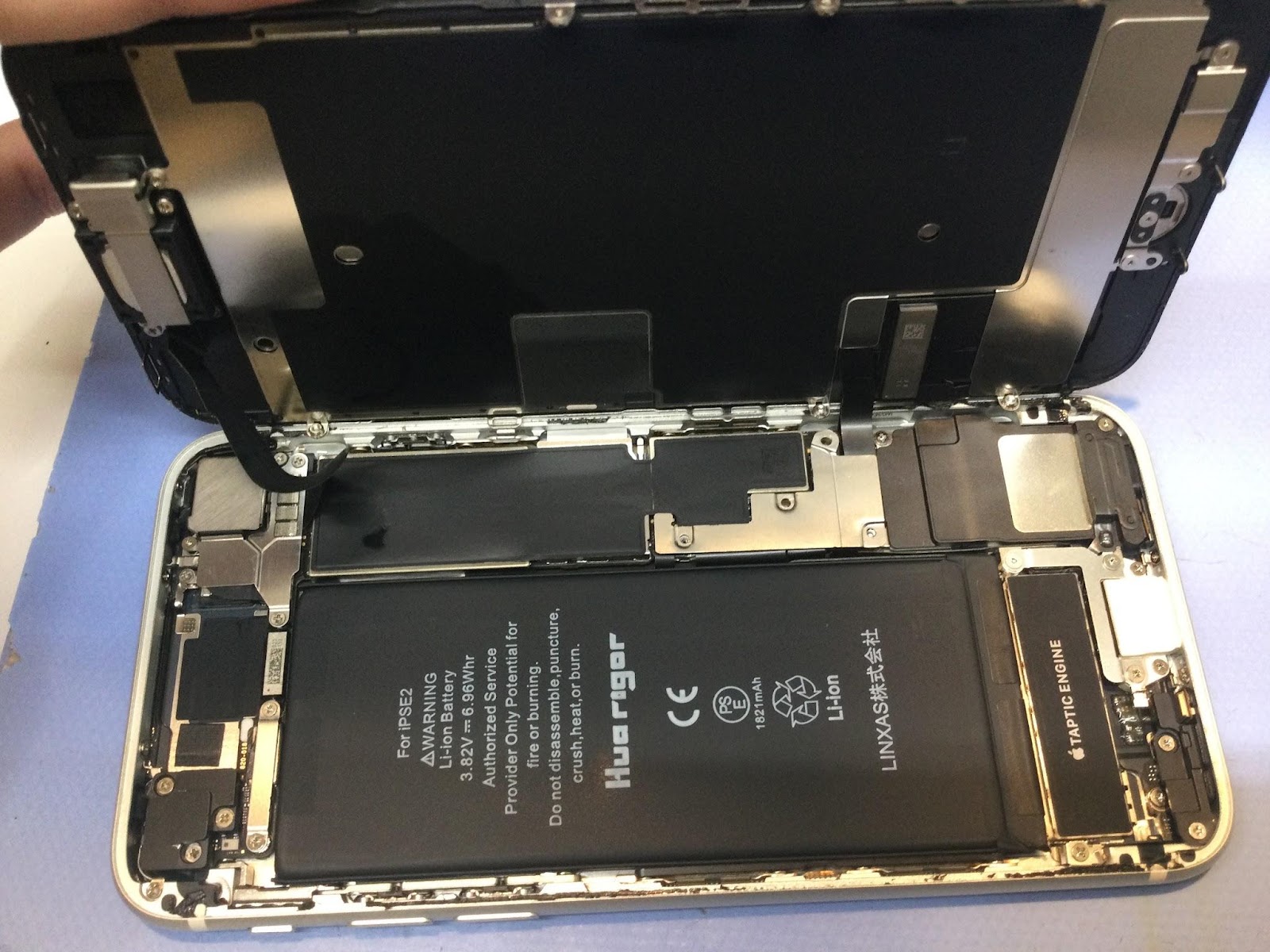 iPhoneSE2のバッテリー交換は、データそのまま・即日修理のスマホ修理工房西八王子店へ！