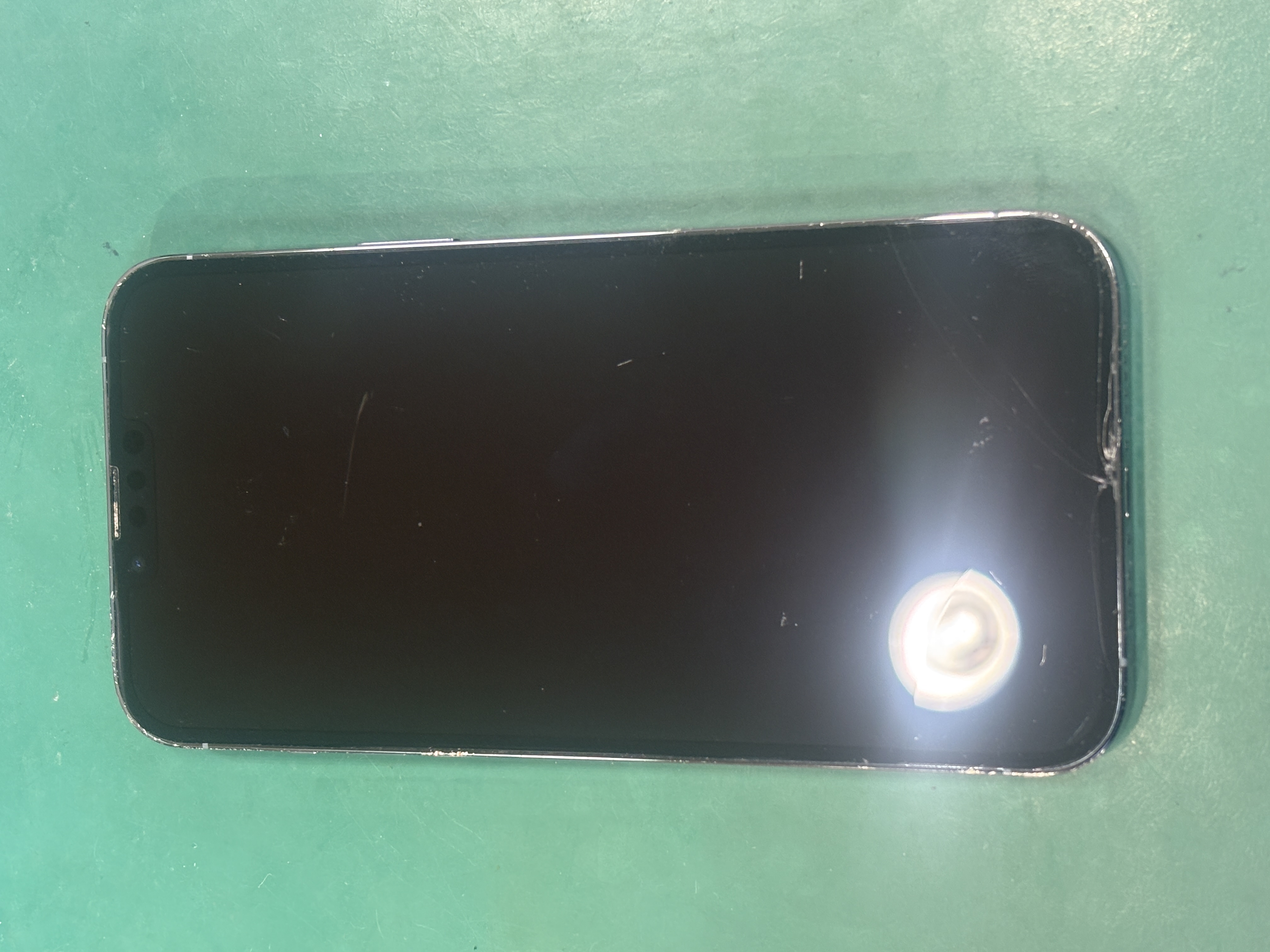 iPhone13ProMax 画面割れたまま使っていたら起動不可に、、