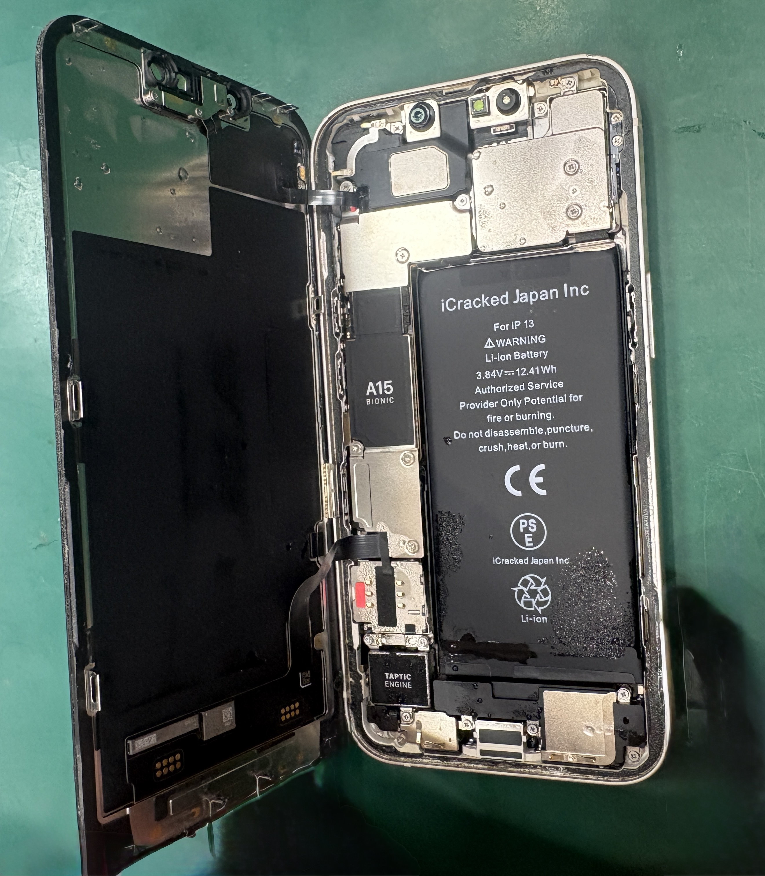 iPhone13 雨の中仕事で使っていたら画面が緑になり使えない😭