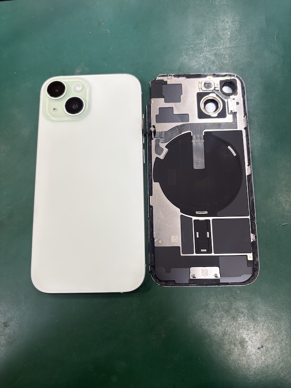 iPhone15 落としてしまい、バックパネルが割れてしまった、、💦