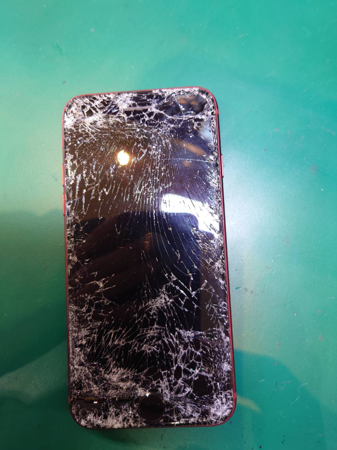 画面が割れて何も表示されない…iPhone SE3 画面交換を行いました